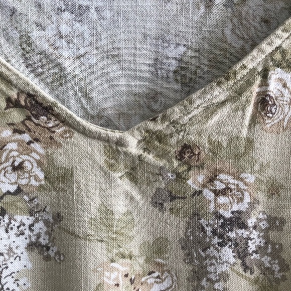 Floral Sleeveless V-Neck Top- no tags- 24” pit to pit- real pretty - Picture 10 of 12